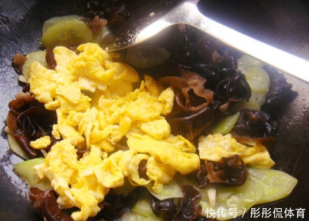 好吃|炒木耳容易炸锅只需一个小窍门,轻松解决,木耳清脆爽口又好吃