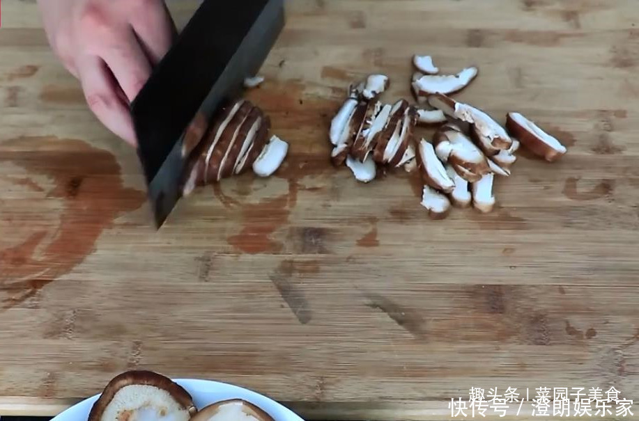  塌陷|蒸包子不要直接上锅就蒸，诀窍告诉你，包子个个松软不塌陷