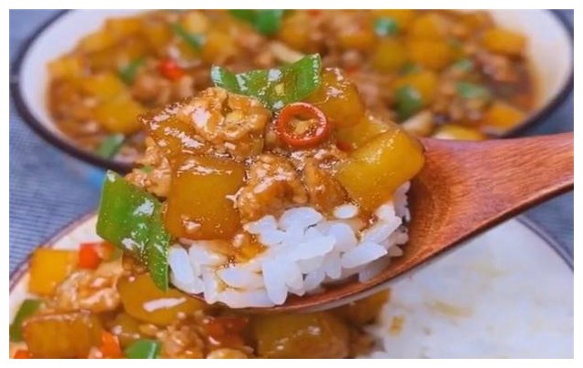 土豆这样做出来,简单又下饭,搭配一碗大米饭,不仅好吃还营养!