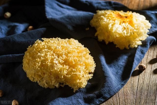 天冷干燥，女人要多吃它，煮成汤鲜甜浓稠，胶质满满，养颜又解馋