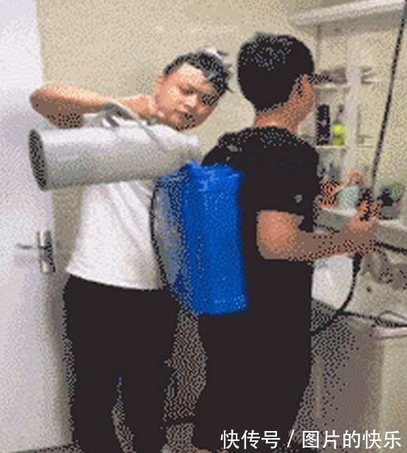 |搞笑GIF:外卖小哥,你这是要改行做理发师吗?