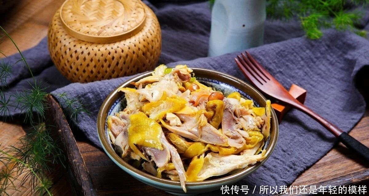 肉质细腻爽滑的手撕鸡,家庭版做法十分简单,味道鲜嫩可口