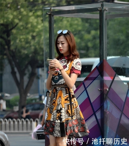 满满的|成熟美女的靓丽穿搭,气质完美风格多变,透出满满的女人味