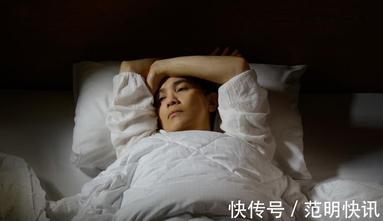 经常性|影响人睡眠的4个因素,劝你尽量远离,做的越多,失眠离你越近