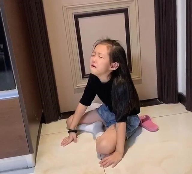 哥哥|妹妹要和哥哥一起睡,被哥哥“无情”丢出房间,妹妹崩溃笑翻妈妈