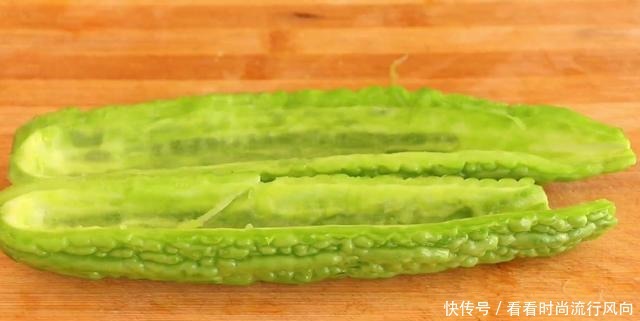  苦瓜炒鸡蛋最美味做法，鸡蛋嫩滑，苦瓜也不苦，营养又好吃