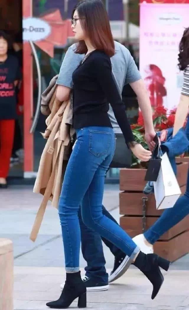 心动|街拍美女:逛街时碰到的高挑紧身牛仔裤美女,从背后看我心动了