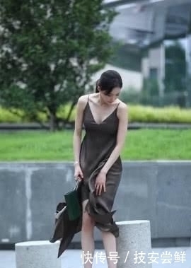 修身背心搭配牛仔裤，时尚又奢华，彰显女人的独特魅力