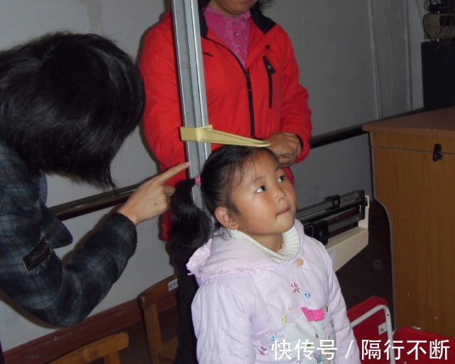 补充|吃一次相当于吃8个塑料袋,父母还在给孩子吃,发育慢长得矮