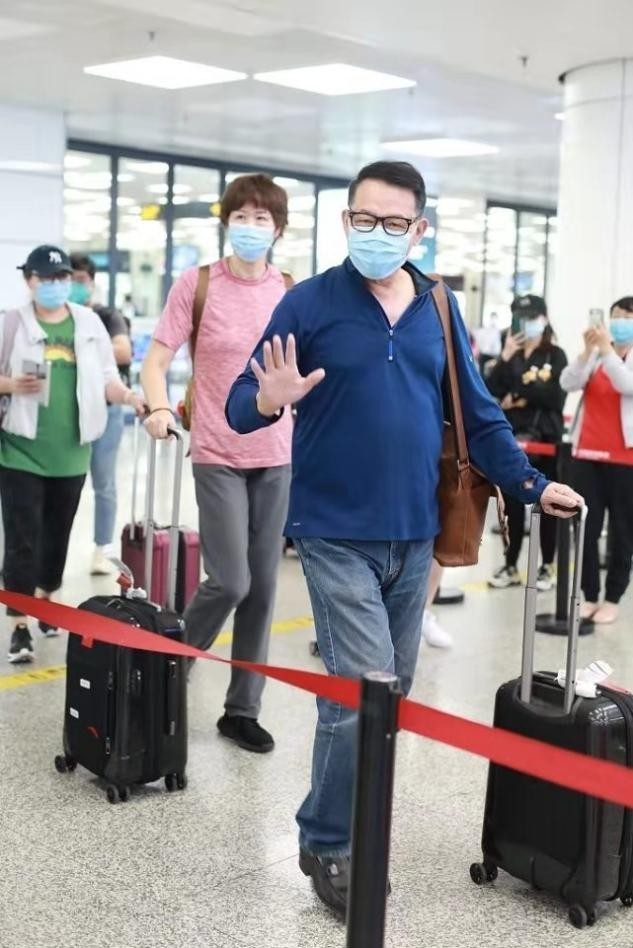 机场|郎平一家走机场，人均180比旁边人高一截，便装穿出强大气场