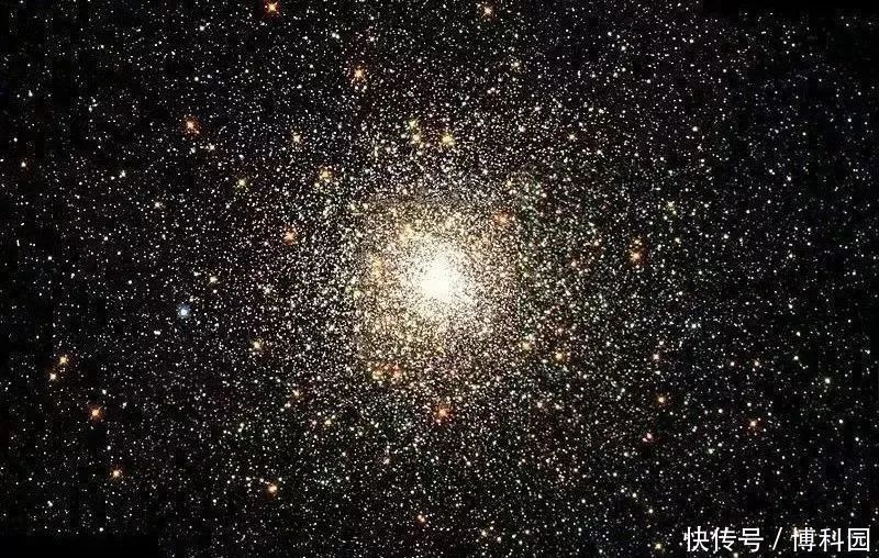 天文学家在星系团中，发现双无线电遗迹，达500万亿倍太阳质量！