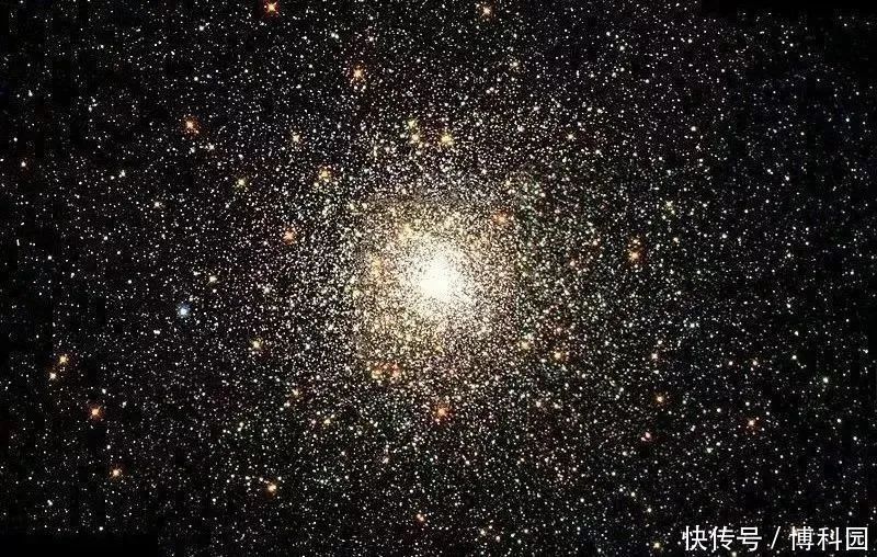 天文学家在星系团中,发现双无线电遗迹,达500万亿倍太阳质量!