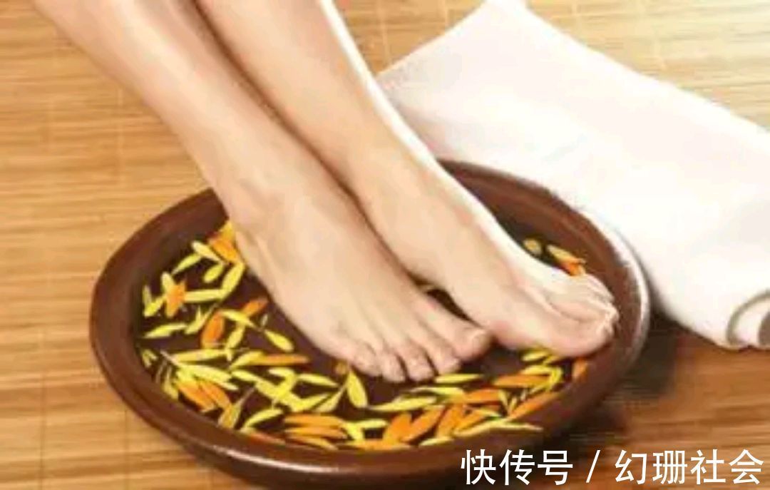 泡脚|热水泡泡脚,胜过吃补药!泡脚有讲究,加两物记三事,养生又舒服