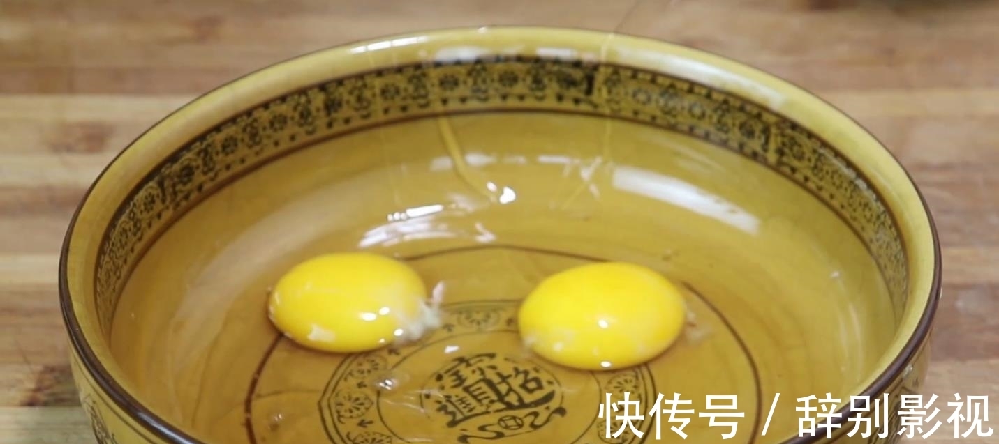 大厨教你豆腐扔进蛋液，擀面杖一压，天天吃都不腻，上桌就被吃光