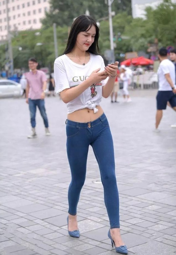 小脚 穿搭不能太死板,连牛仔裤都火了一种新穿法,玲珑身材有望了!
