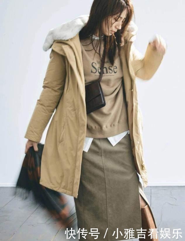  优雅|大衣下面不一定要搭裤子，今年流行“大衣+半身裙”，优雅显高级