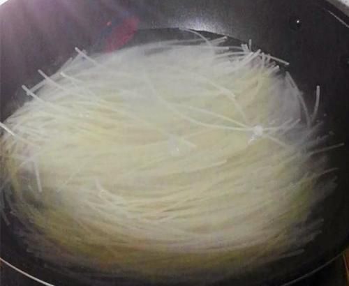 你喜欢吃炒粉吗?用什么配料炒比较好吃?怎么做?