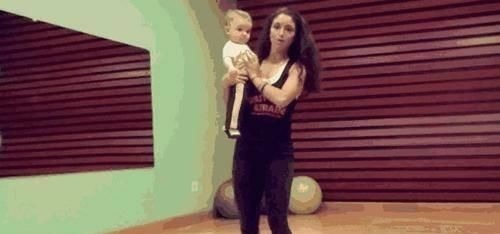 抱娃|爸爸去产房接宝宝,电梯门打开后场面“壮观”,让人忍俊不禁