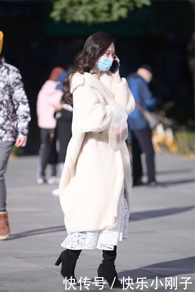 时尚街拍，对于气质搭配来说，裙装肯定占了很大部分位置