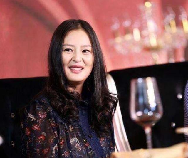 二胎|她被父培养成女强人,生二胎后离婚,搭档孟非主持相亲节目惹争议