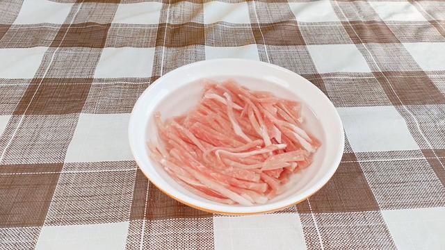 在家里制作“鱼香肉丝”时，学会这几个窍门，肉嫩味足，秒杀饭店