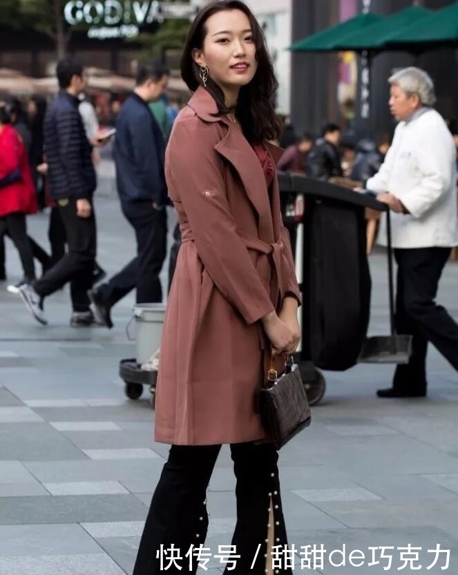 身材|杭州街拍:身材娇小的姑娘,身穿黑色短裤,身材好人也美!