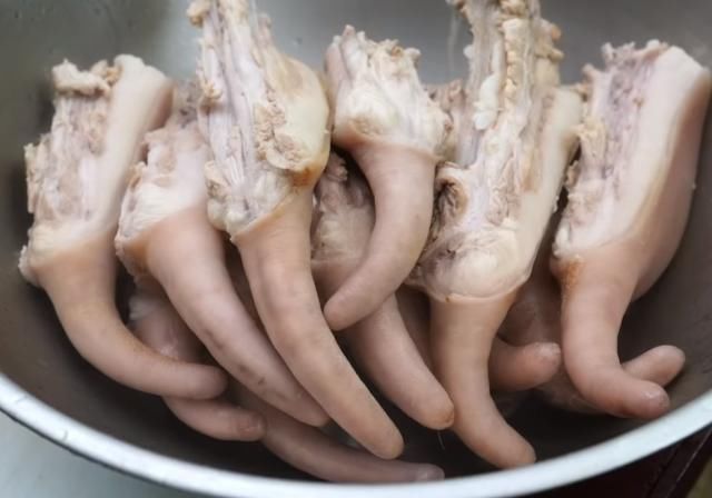 差不多|小吃街的“万人迷”，50一根，一天能卖200根，网友：价格真良心