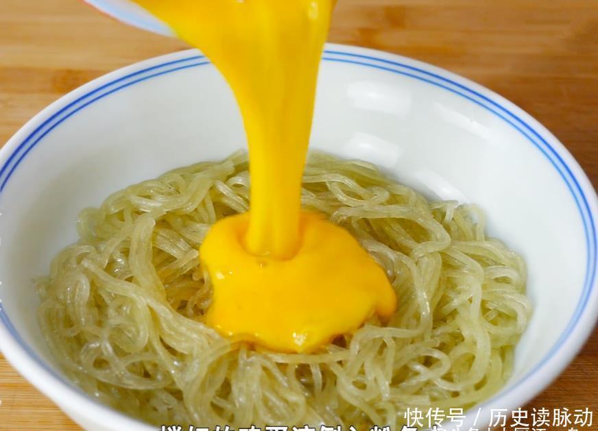粉条不要炖着吃了,淋入2个鸡蛋,外酥里嫩,一周吃5次不嫌多