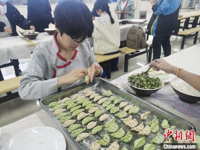 留校西藏学生的别样除夕：跳藏舞、包饺子 视频拜年