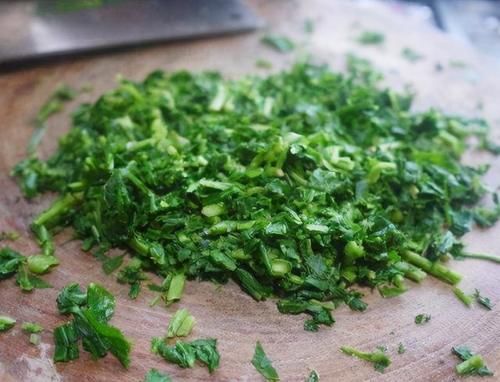 它是“长寿菜”，含钙高，4块钱一斤，春天老人和孩子要多吃