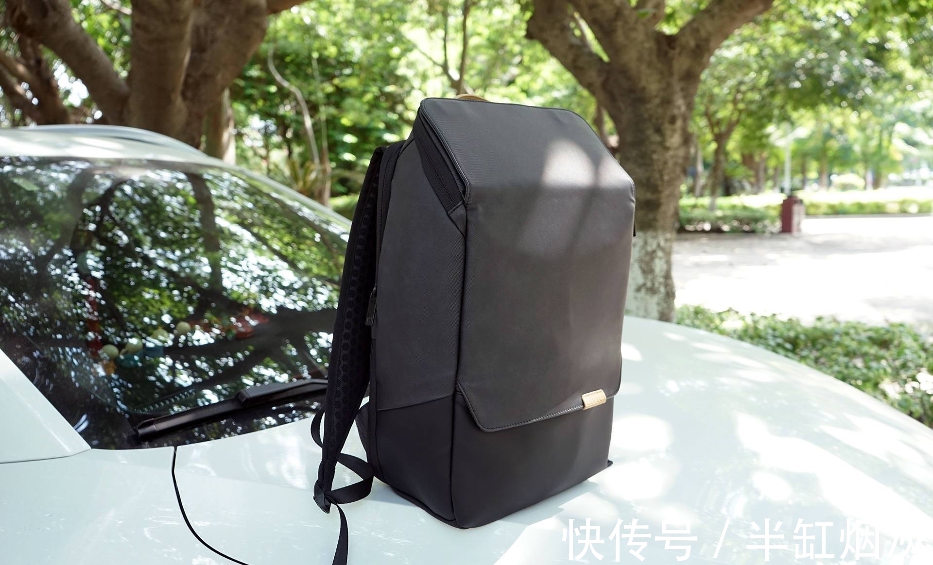 笔者 男人的背包就应该是这样有棱角,不复杂!第一眼就爱上了