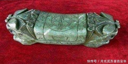 男子|男子地头干活挖出枕头, 找专家鉴定,专家鉴定以后不淡定了