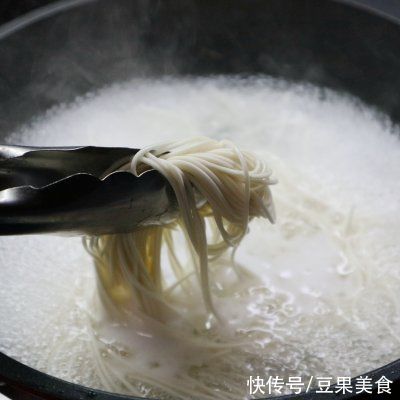 肉酱|冬天喝#不容错过的鲜美滋味# 重庆小面，鲜美又抗寒