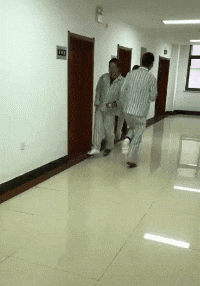 |搞笑GIF:当时妹子就急哭了 再也不穿裙子玩单杠了