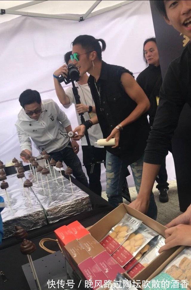 谢霆锋美食摊位卖“屎”小食，本人亲手制作，看到形状后没人敢买