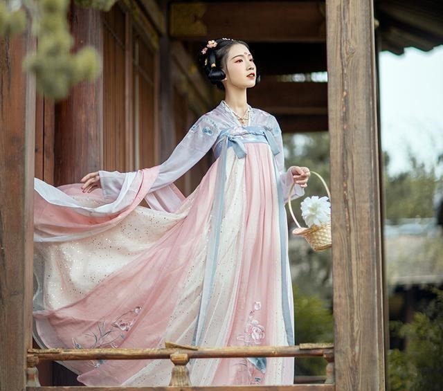 可可@汉服娘到小摊上买东西,老板“衣服很好看,就是长得不好看!”