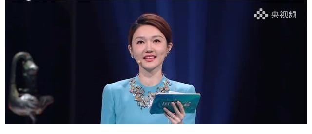 財經|龍洋再挑央視“大會”主持重任，與謝穎穎兩代當家花旦同框比美