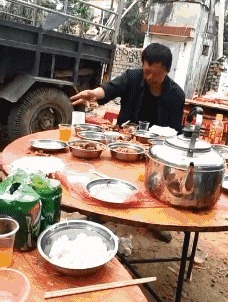 |搞笑GIF：看这熟练的程度 她们肯定不是第一次了