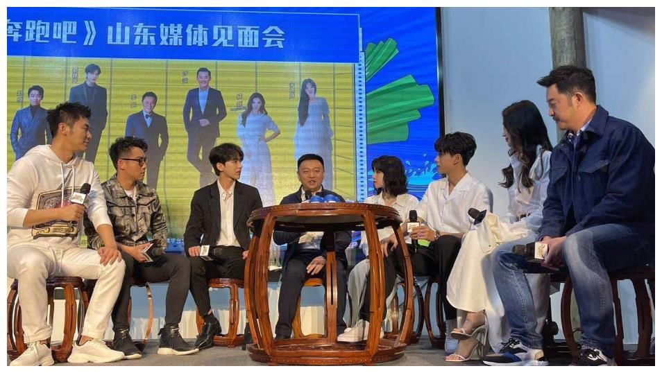 跑男家族出席发布会，baby穿短裙容易走光，黄旭熙的举动好圈粉