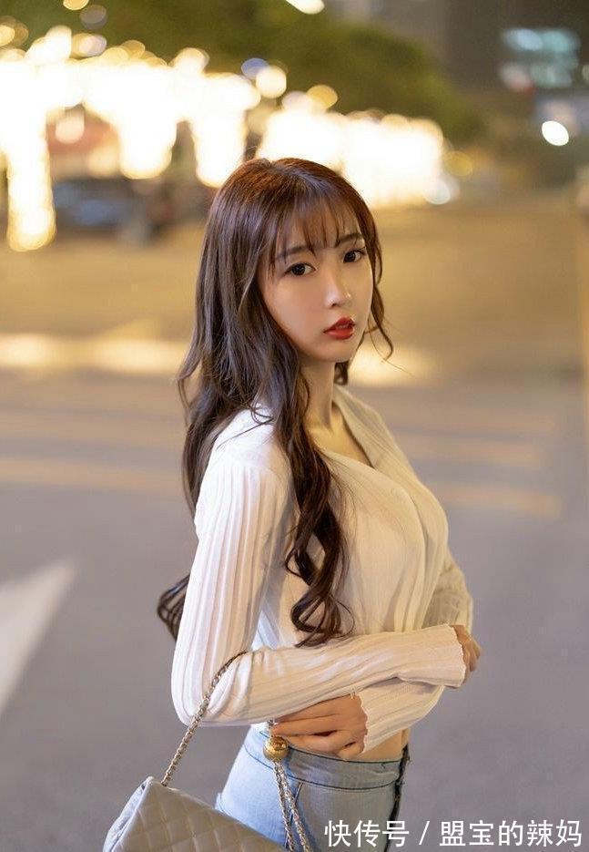 小姐姐 针织上衣搭配牛仔裤,百搭又显瘦,相信没有一个妹纸能拒绝