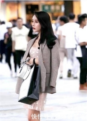 赏心悦目|街拍羞涩可人的小姐姐,秀出青春活力范,令人赏心悦目