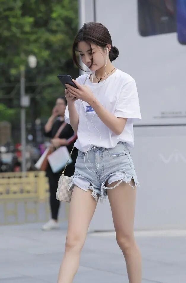 女士 “短裤T恤”又火了,中年女士这么穿,时髦显瘦又减龄