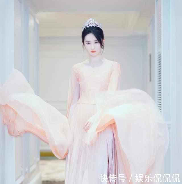 看上去阳光的女生,基本上都有这3个特征,让你比同龄人更显年轻