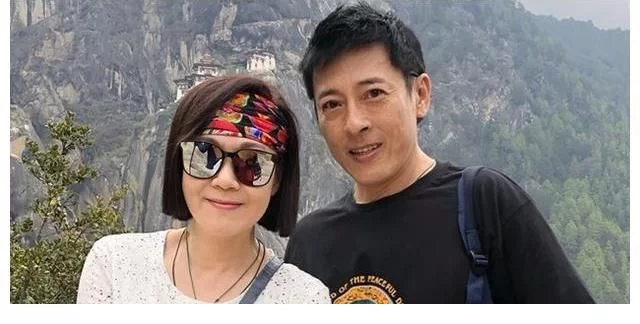 “令狐冲”吕颂贤为59岁妻子庆生，姐弟恋走过27年，虽无子仍