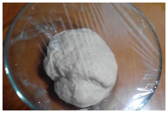 今天才懂，和面不能只放酵母，配上这2种东西，面团松软有嚼劲