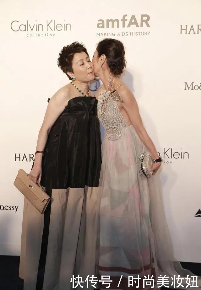 赌王“四太”真没豪门架子,穿杏色针织衫配小脚裤,仍穿出贵妇范