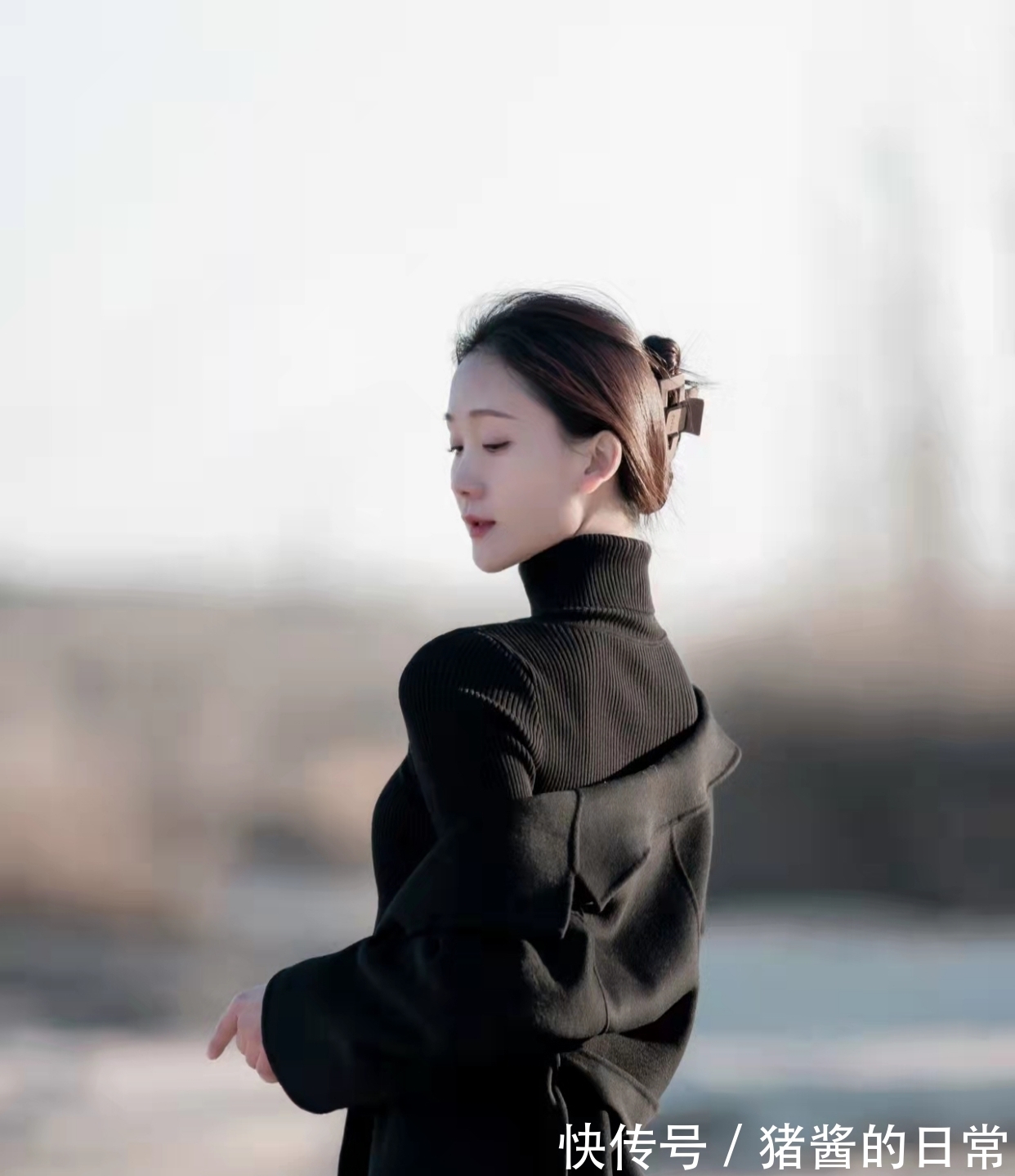 梅蕊&七律·冬日情怀:星坠雪深窗外响,月斜云厚竹枝翻