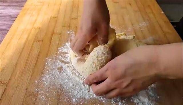 搅拌|玉米面是一种新的吃法。当你用开水搅拌筷子时,你将吃不到其中的三个