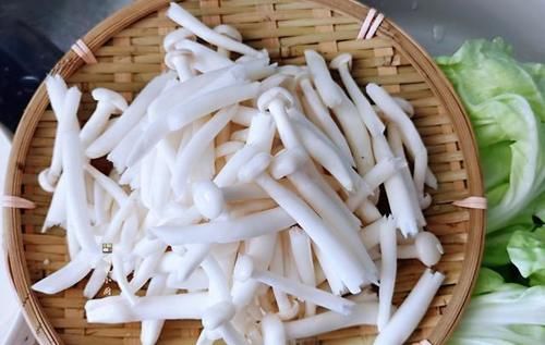 白玉蘑菇|很酷,我喜欢这碗素食汤,新鲜可口,他热量低,营养丰富