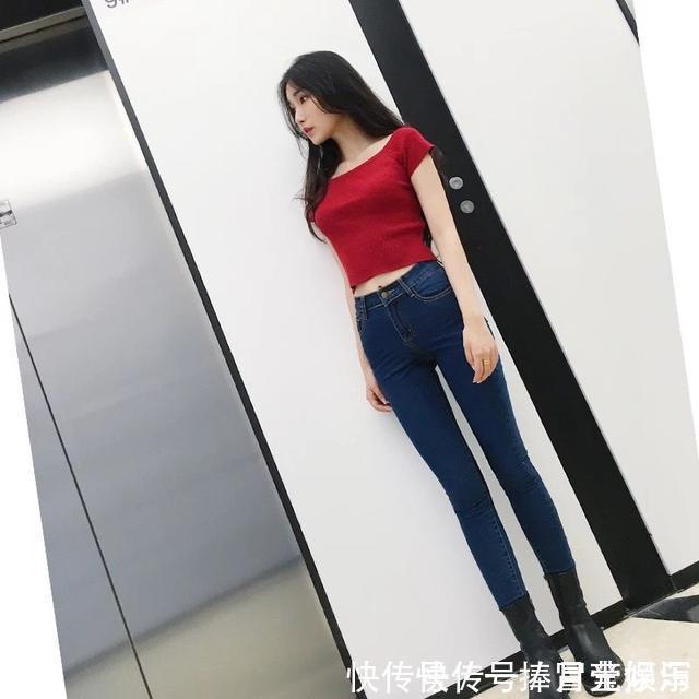 甜美|紧身牛仔裤简单又经典,还能衬托出女性优雅甜美的气质